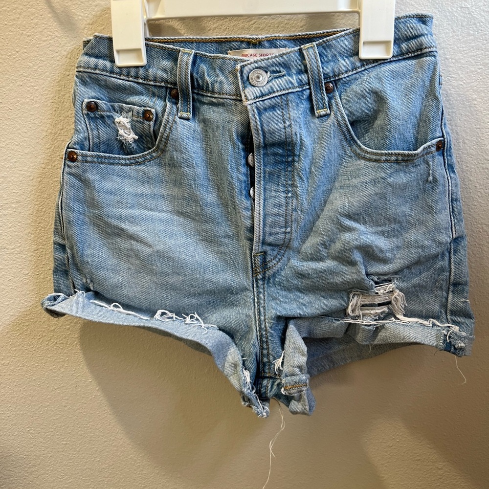 Levi’s premium rib cage shorts size 26 with distress. Light‎ wash.